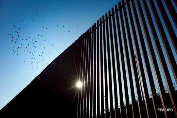 Верховный суд в США разрешил достроить стену на границе с Мексикой
