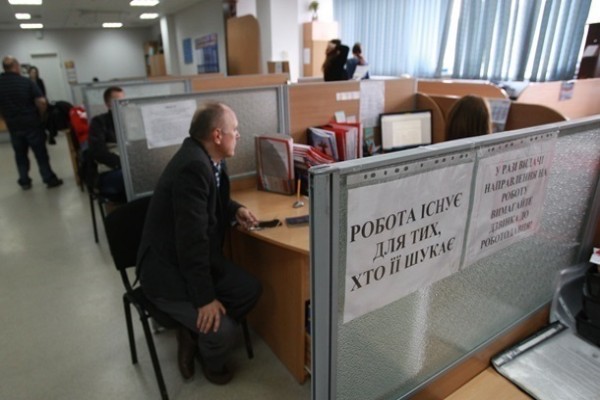 Шмыгаль: В Украине становится меньше безработных