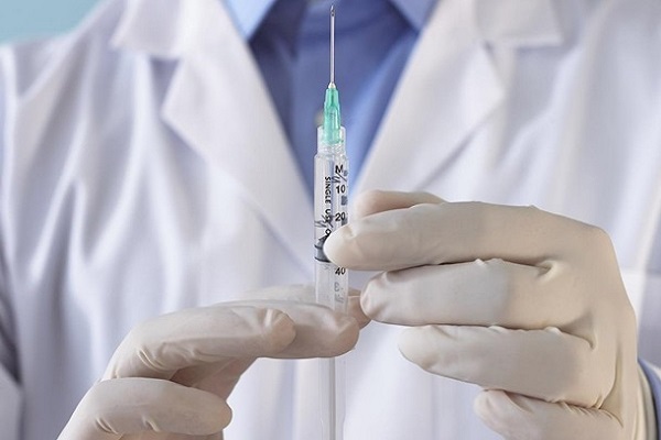 Главный инфекционист США раскритиковал спешку с выпуском вакцины