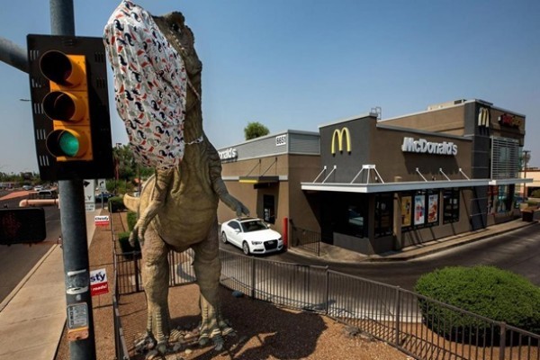 В США христиане требуют снести статую динозавра