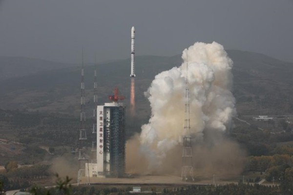 Китай вывел на орбиту два оптических спутника