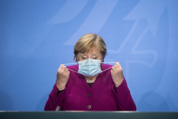 Меркель назвала сроки регистрации вакцины в Европе