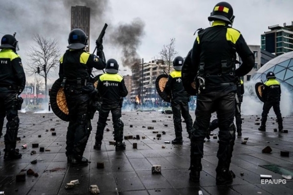«Антикарантинные» беспорядки в Нидерландах: задержаны около 300 человек
