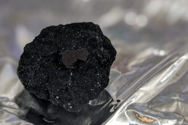 В Англии нашли метеорит: он очень редкий и может содержать «кирпичики жизни»
