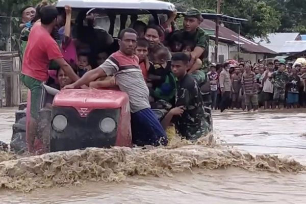 Индонезию накрыло мощное наводнение, полсотни погибших
