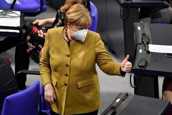Меркель сделала прививку от коронавируса вакциной AstraZeneca