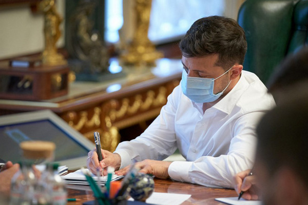 Зеленский подписал закон о тарифах на отопление
