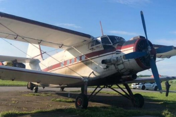Пограничники задержали самолет, который незаконно из Румынии приземлился в Житомирской области