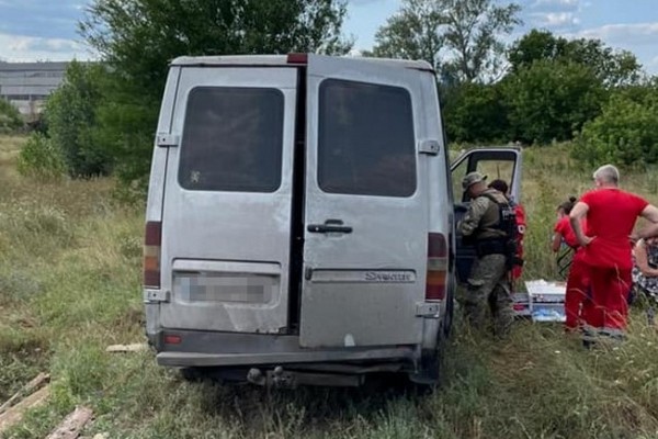 В Луганской области пассажирский автомобиль съехал в кювет, госпитализированы пять человек — полиция