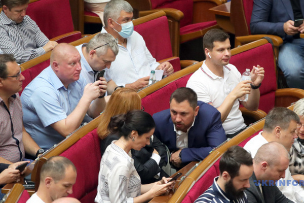Рада приняла закон о перезапуске ВККС с предложениями Президента