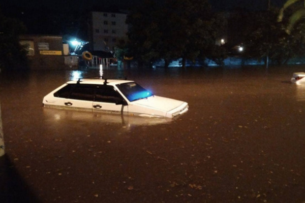 Мощный ливень в Одессе: машины плавали, два самолета не смогли приземлиться