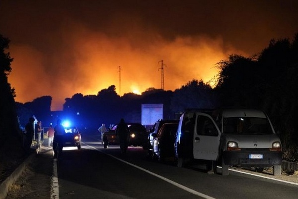 Сардинию охватили масштабные лесные пожары, сотни людей эвакуированы