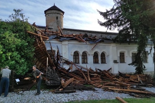 В Каменец-Подольском замке ураган сорвал деревянную кровлю с башни
