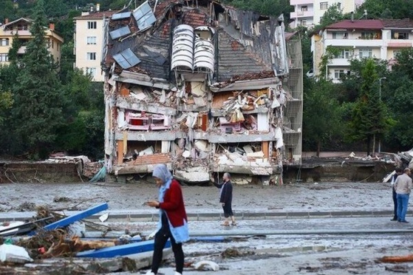 Турция после пожаров страдает от наводнения: пятеро погибших