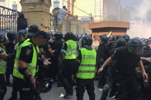 У ОП произошли столкновения между Нацкорпусом и полицией