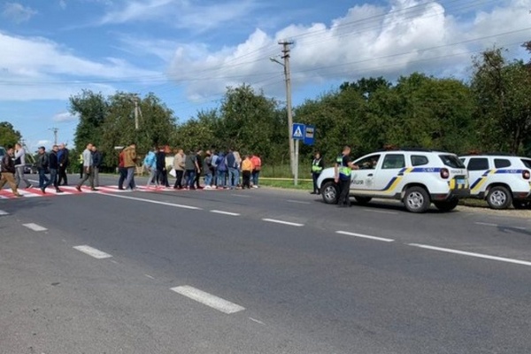 На Прикарпатье люди перекрыли автотрассу из-за неудовлетворительного состояния дороги