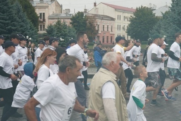 В Черновцах полторы сотни человек приняли участие в забеге памяти по погибшим героям