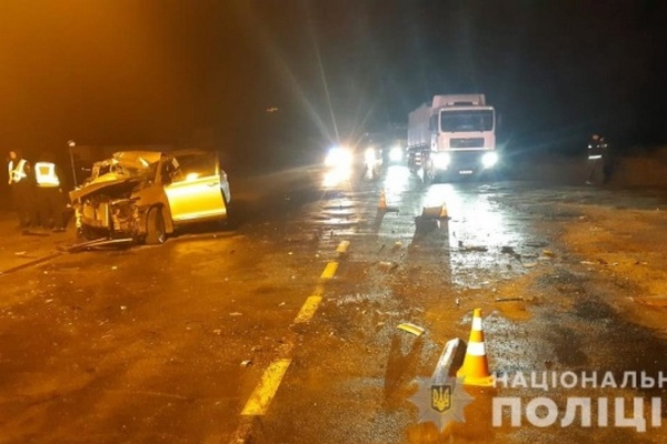 На Сумщине Toyota влетела в грузовик, пассажиры легковушки погибли на месте