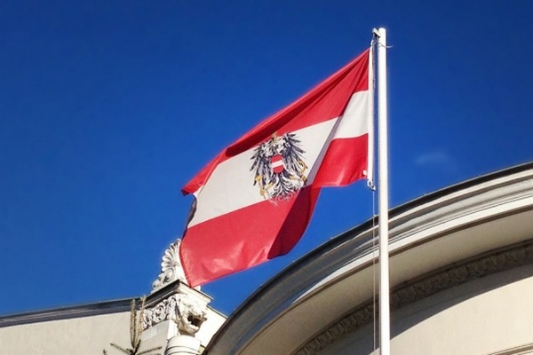 Президент Австрии в понедельник приведет к присяге нового канцлера