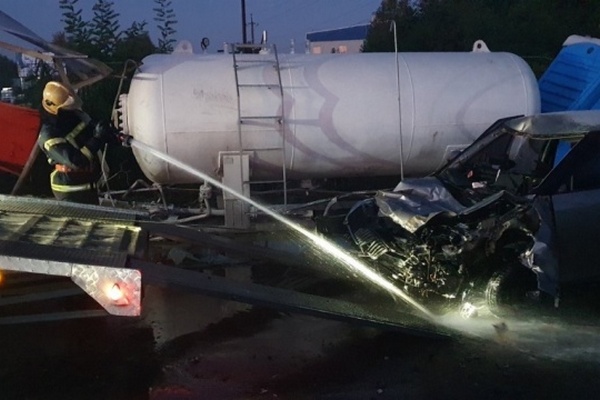 Под Киевом авто влетело в газовую цистерну на АЗС — один погибший и один пострадавший