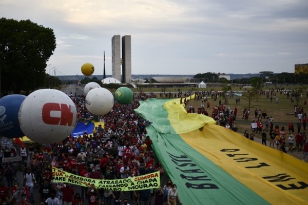 Тысячи демонстрантов по всей Бразилии требовали отставки президента