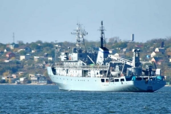 Поврежденный корабль ВМС буксируют в Одессу, часть команды — в пункте дислокации