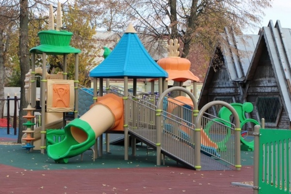 В Черкассах строят самую большую в области инклюзивную детскую площадку