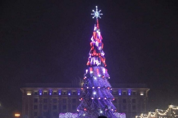 В центре Харькова зажгли 40-метровую елку