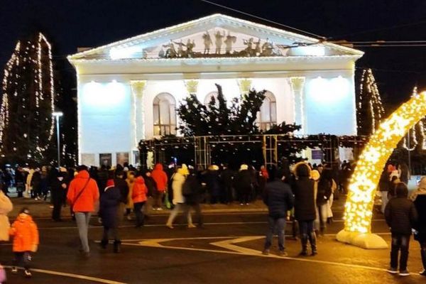 В Украине упала третья за неделю новогодняя елка. В этот раз в Мариуполе