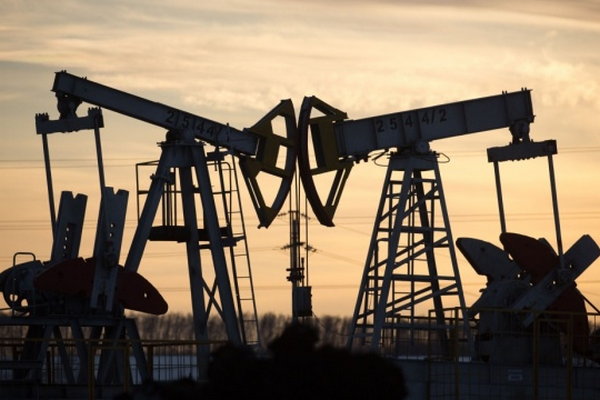 Нефть дорожает, опасения о влиянии штамма Oмикрон на мировой спрос ослабли