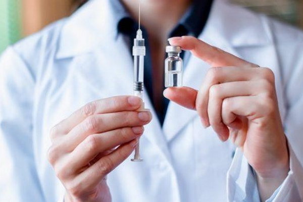 Госслужащих без COVID-прививки с 9 декабря отстранят от работы