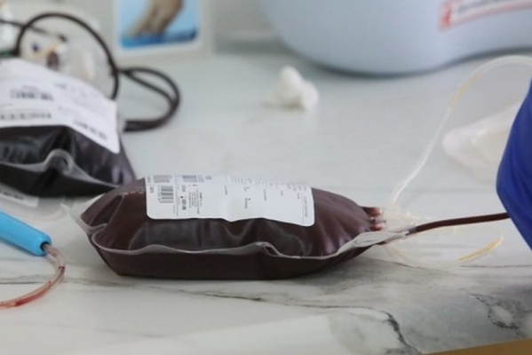 Экс-главу Запорожского облцентра службы крови подозревают в продаже 270 литров плазмы