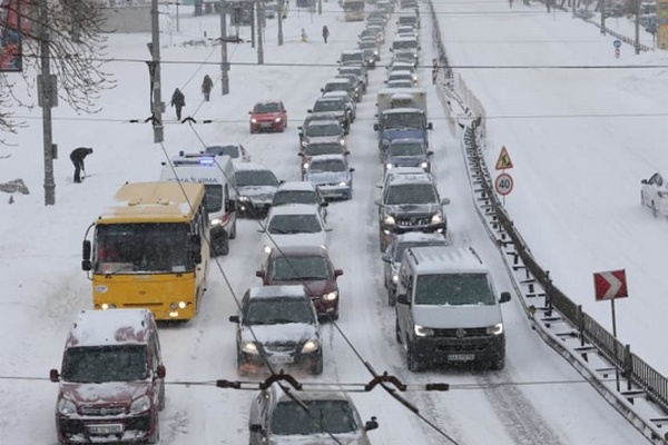 В Украине — штормовое предупреждение, на дорогах возможны заторы