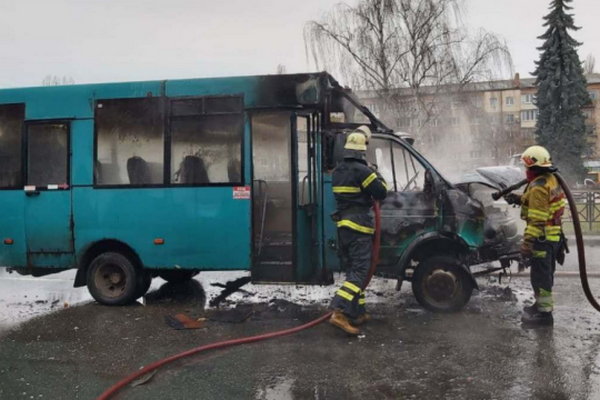 В Чернигове маршрутка с пассажирами столкнулась с троллейбусом и загорелась