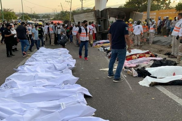 В Мексике перевернулся грузовик с мигрантами, 49 погибших