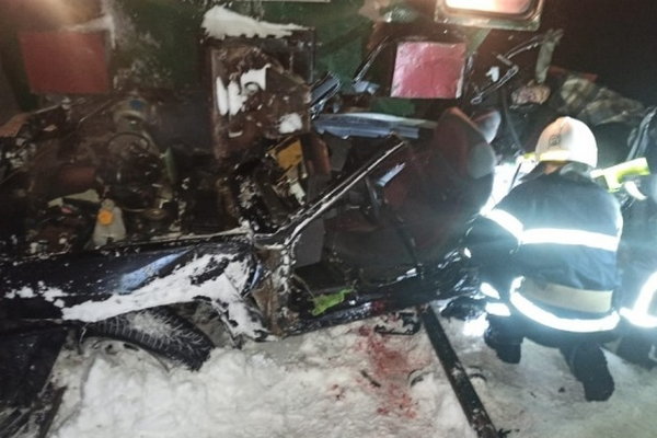 Возле Франковска на переезде поезд столкнулся с автомобилем, двое погибших