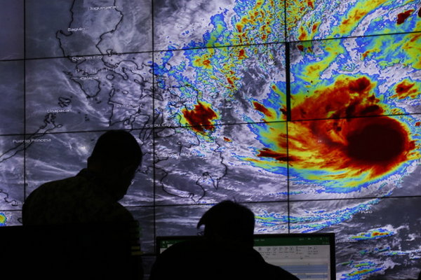 Филиппинам грозит мощный тайфун, тысячи людей эвакуировали