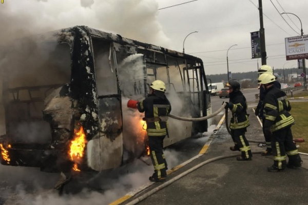 На Киевщине спасатели ликвидировали пожар в маршрутном автобусе, который возник там в четверг, во время возгорания транспортного средства внутри находились пассажиры и водитель.