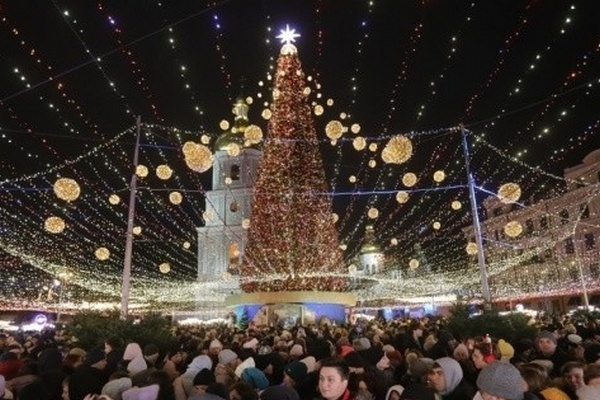 В Киеве засияла главная елка страны