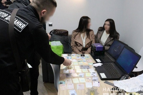 В Закарпатье полиция накрыла офис, где подрабатывали COVID-документы и паспорта