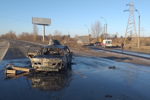 В Киевской области после ДТП загорелся автомобиль, пострадала семья с двумя детьми
