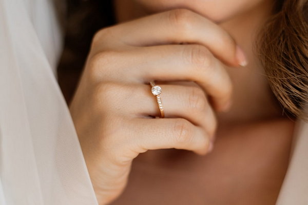 Помолвочное кольцо с бриллиантом — классика или антитренд?