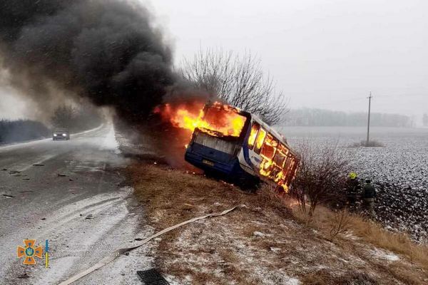 Смертельное ДТП на Днепропетровщине: автобус столкнулся с авто и сгорел
