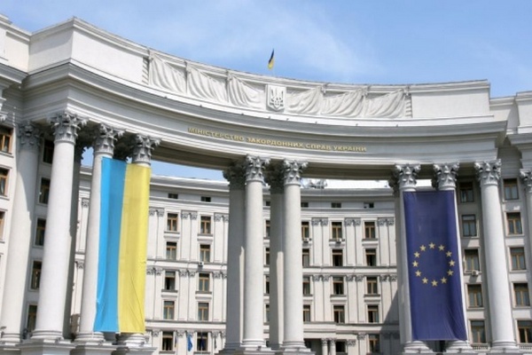 Дипломаты прорабатывают пути эвакуации украинцев из Казахстана – МИД