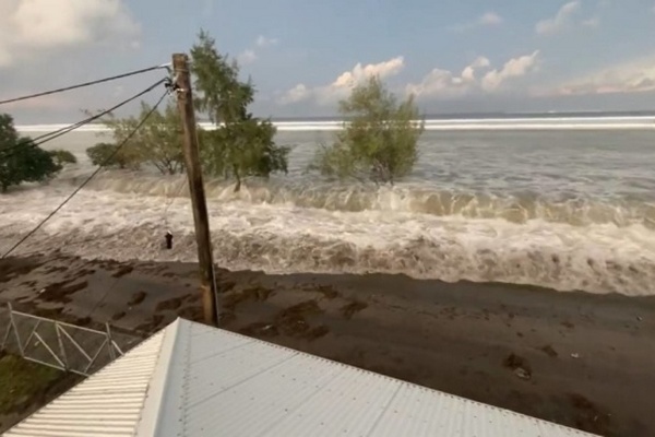 Тонгу накрыло цунами после извержения подводного вулкана