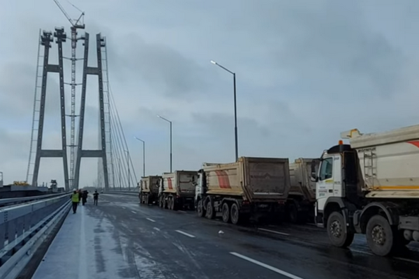 В Запорожье тестируют грузовиками новый мост через Днепр