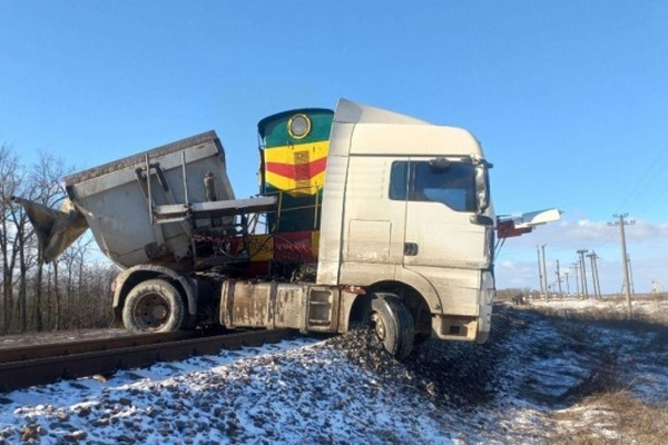 В Николаевской области MAN врезался в локомотив, есть пострадавший