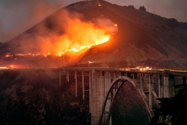 В Калифорнии стремительно расширяется лесной пожар, уже охвативший 607 гектаров