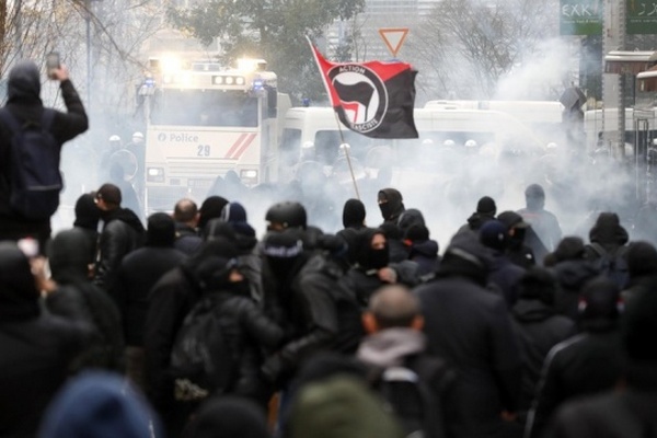 Антикарантинные протесты в Брюсселе закончились столкновениями – более 230 задержанных