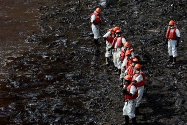 Разлив нефти у берегов Перу оказался вдвое больше, чем считалось